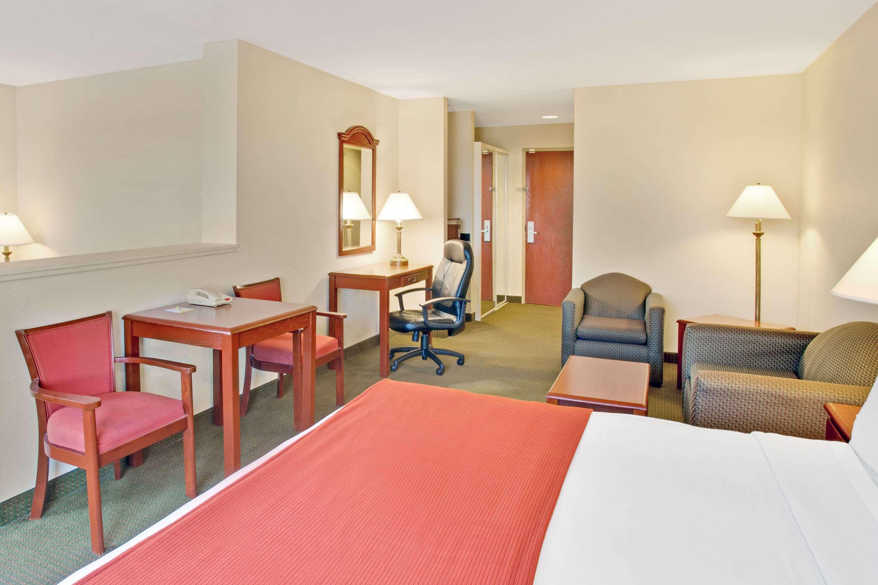 Days Inn & Suites By Wyndham Laurel Near Fort Meade מראה חיצוני תמונה