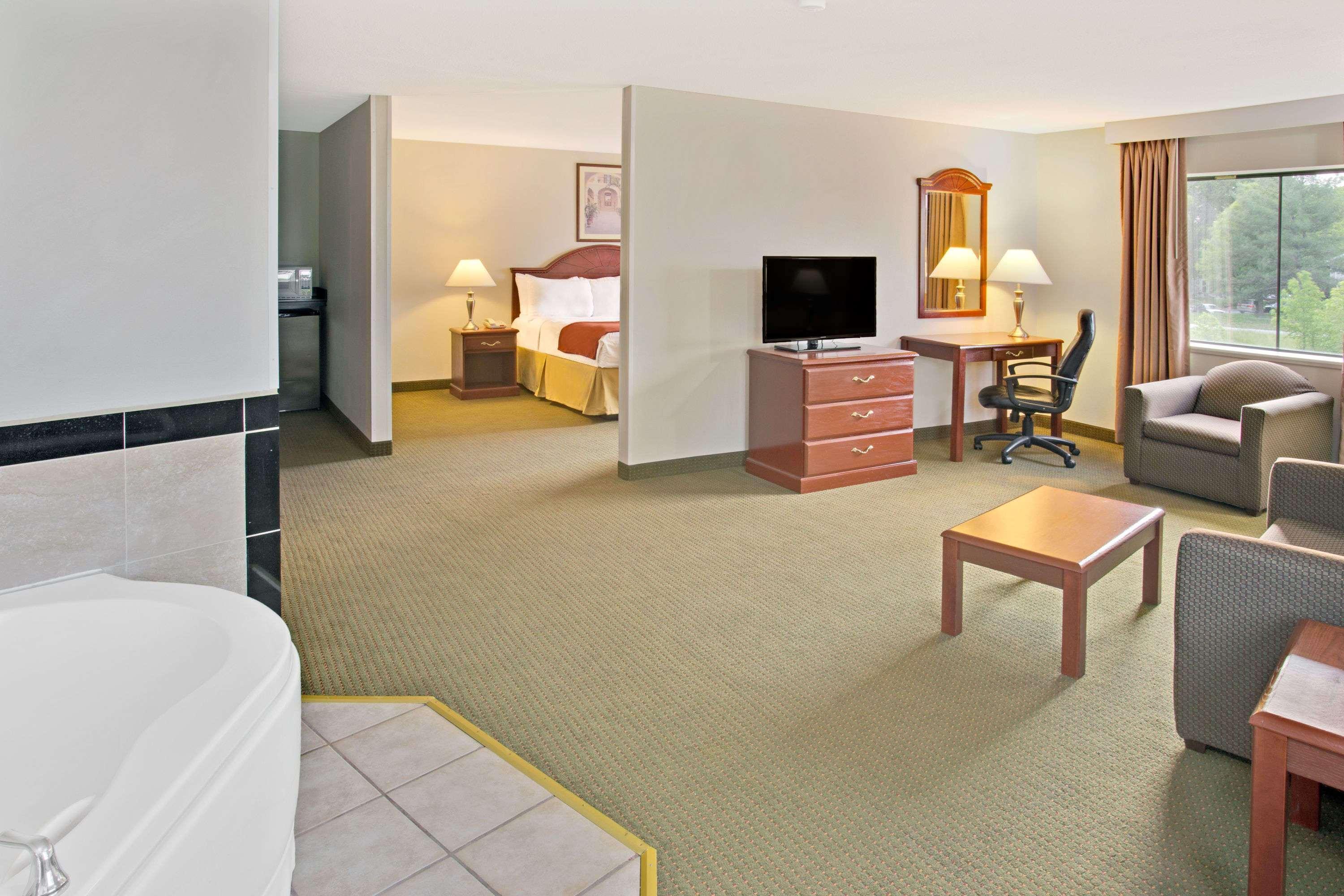 Days Inn & Suites By Wyndham Laurel Near Fort Meade מראה חיצוני תמונה